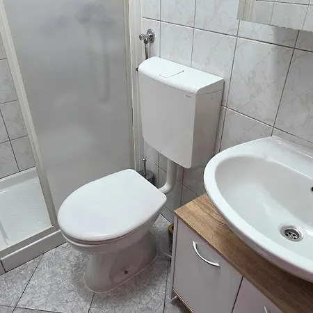 Bugi Πανσιόν